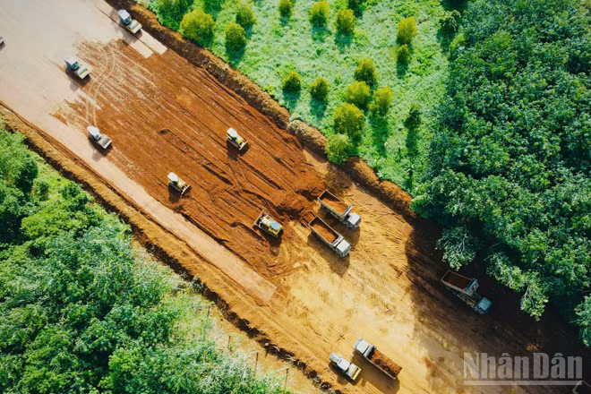 [Ảnh] Tăng tốc thi công cao tốc Dầu Giây-Tân Phú