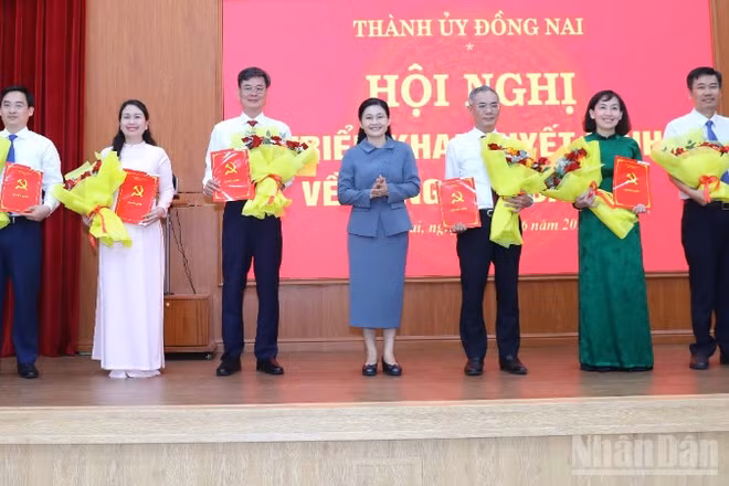 Đồng chí Tôn Ngọc Hạnh, Ủy viên Trung ương Đảng, Phó Bí thư Thường trực Thành ủy, Chủ tịch Hội đồng nhân dân thành phố Đồng Nai trao quyết định cho các cán bộ.