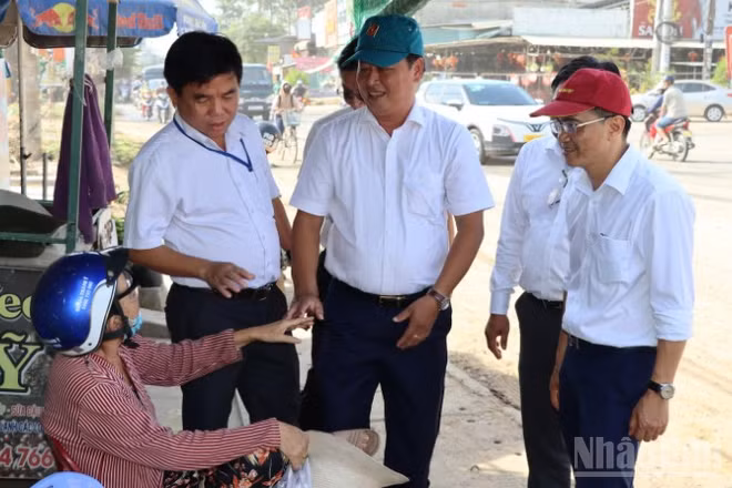 Lãnh đạo xã Phước An với người dân thuộc diện di dời, bàn giao mặt bằng thực hiện đường 25C kết nối sân bay Long Thành.