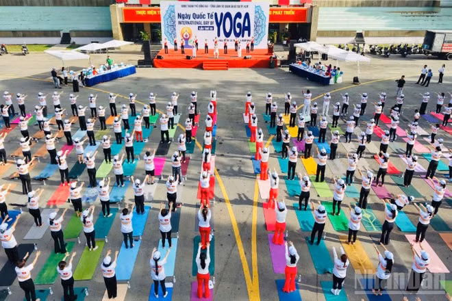 Người dân Đồng Nai đồng diễn Yoga tại sự kiện.