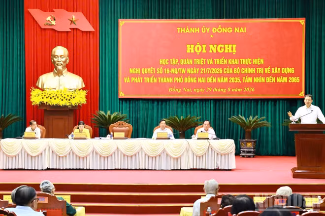 Đồng chí Vũ Hồng Văn, Ủy viên Trung ương Đảng, Bí thư Thành ủy, Trưởng Đoàn đại biểu Quốc hội thành phố Đồng Nai phát biểu kết luận hội nghị.
