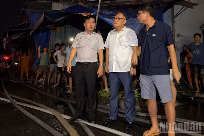 Phó Chủ tịch Thường trực Ủy ban nhân dân thành phố Đồng Nai Nguyễn Kim Long và Bí thư Đảng ủy phường Trấn Biên Hồ Văn Nam có mặt tại hiện trường chỉ đạo công tác chữa cháy và di dời tài sản của tiểu thương.