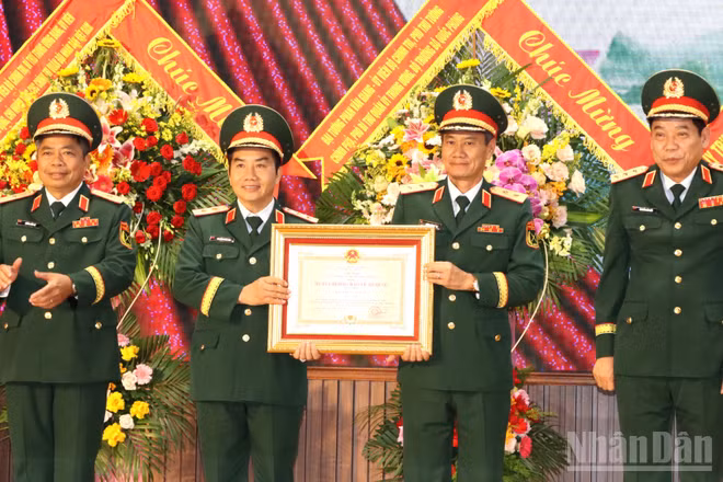 Thượng tướng Nguyễn Văn Gấu, Ủy viên Trung ương Đảng, Thứ trưởng Quốc phòng trao Huân chương Bảo vệ Tổ quốc cho Ban Giám hiệu Trường Sĩ quan Lục quân 2.