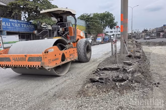 Đơn vị thi công tiến hành sửa chữa Quốc lộ 51.