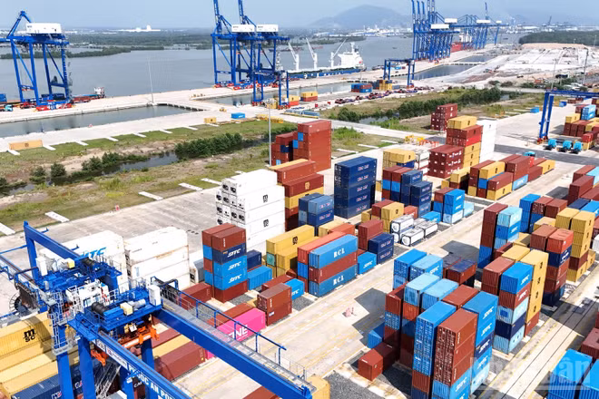 Một góc cảng Phước An - trung tâm logistics mới của thành phố Đồng Nai. (Ảnh: THIÊN VƯƠNG)