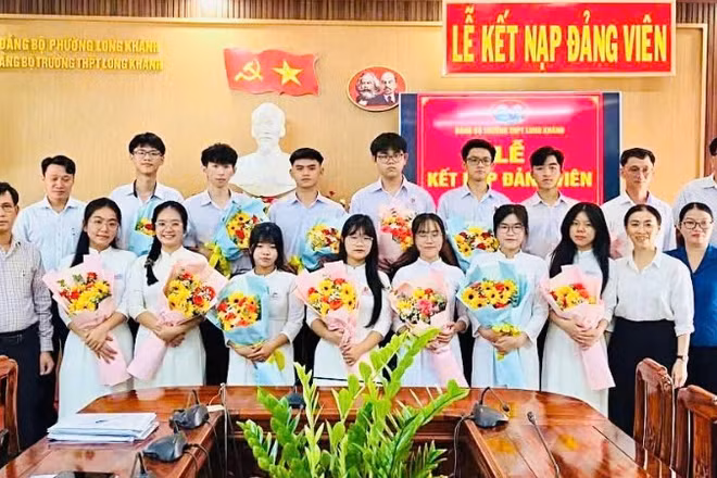 Đảng ủy Trường trung học phổ thông Long Khánh vừa tổ chức kết nạp Đảng cho 13 học sinh ưu tú.
