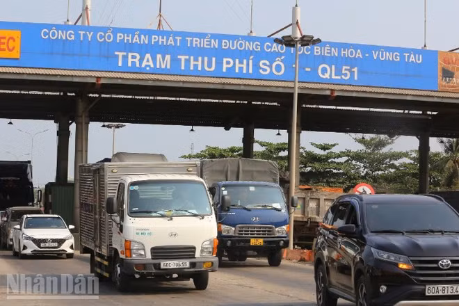 Các phương tiện lưu thông qua Trạm thu phí T1 trên Quốc lộ 51 vào chiều 13/4.