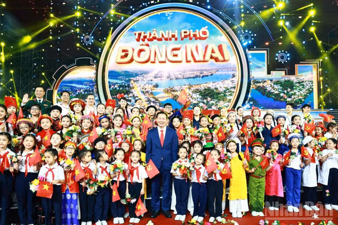 Lãnh đạo thành phố Đồng Nai chụp ảnh lưu niệm cùng thanh thiếu niên, nhi đồng trong buổi Lễ công bố nghị quyết thành lập thành phố Đồng Nai, tối 18/5/2026.