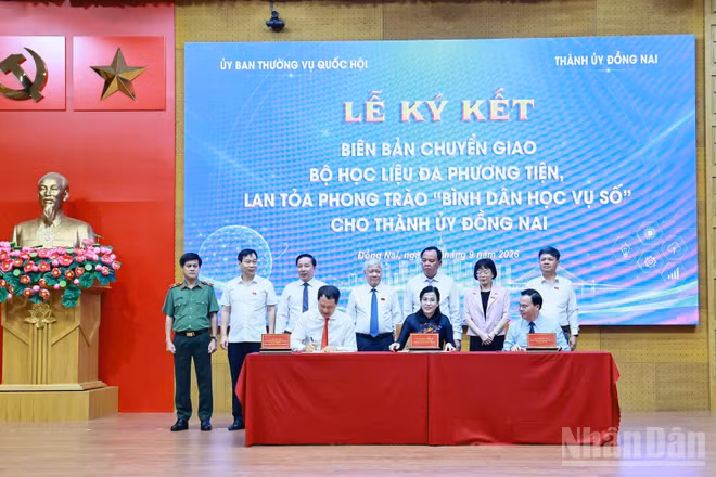 Lễ ký kết bàn giao Bộ học liệu đa phương tiện "Bình dân học vụ số" cho Thành ủy Đồng Nai. (Ảnh: THIÊN VƯƠNG)