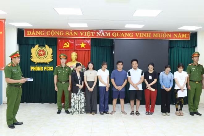Cơ quan Cảnh sát điều tra Công an tỉnh Đồng Nai thi hành lệnh bắt tạm giam các bị can.