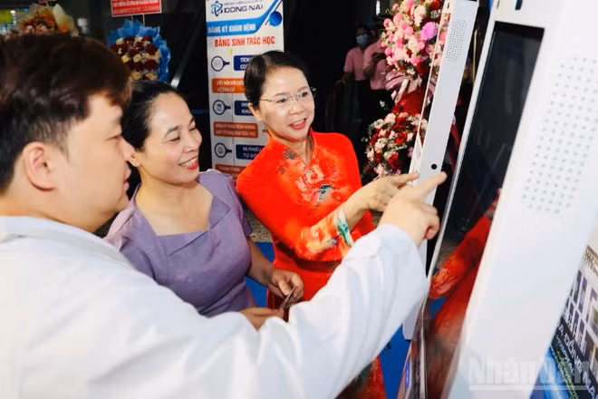 Giám đốc Sở Y tế Đồng Nai Đỗ Thị Nguyên (giữa), cùng đại biểu trải nghiệm hệ thống nhận diện sinh trắc học ở Bệnh viện đa khoa Đồng Nai.