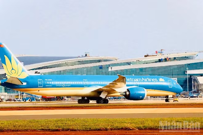 Chuyến bay đầu tiên hạ cánh tại sân bay Long Thành vào chiều 15/12/2025.