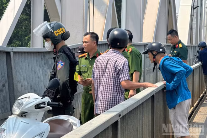 Lực lượng chức năng có mặt trên cầu Ghềnh để điều tra làm rõ nguyên nhân.