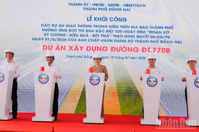 Lãnh đạo Thành ủy, Ủy ban nhân dân thành phố Đồng Nai cùng các đại biểu thực hiện nghi thức khởi công xây dựng dự án đường ĐT 770B.