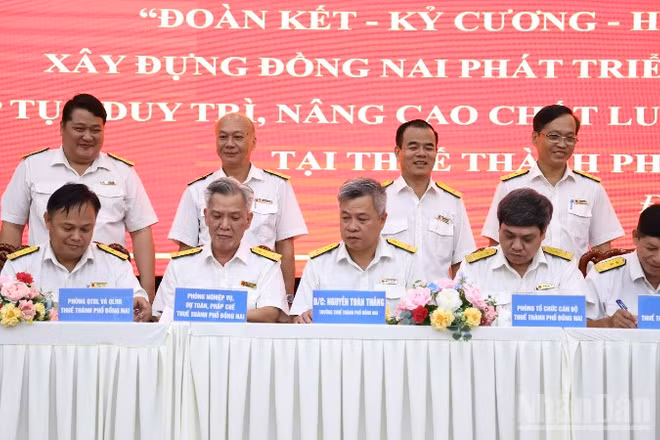 Trưởng Thuế thành phố Đồng Nai và trưởng các phòng ký kết giao ước thực hiện đợt thi đua.