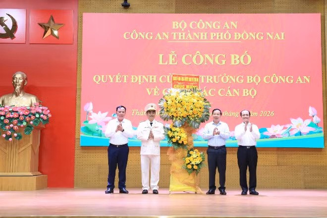 Lãnh đạo Thành ủy, Ủy ban nhân dân thành phố Đồng Nai chúc mừng Đại tá Trần Trọng Thủy.