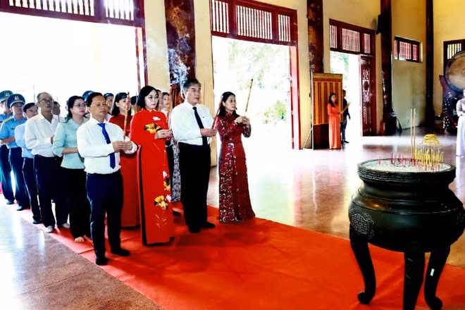 Lãnh đạo thành phố Đồng Nai và đại biểu dâng hương Chủ tịch Hồ Chí Minh và các bậc tiền nhân tại Văn miếu Trấn Biên.