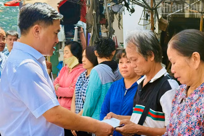 Đồng chí Hồ Văn Nam, Ủy viên Ban Thường vụ Thành ủy, Bí thư Đảng ủy, Chủ tịch Hội đồng nhân dân phường Trấn Biên động viên tiểu thương bị thiệt hại do vụ cháy.