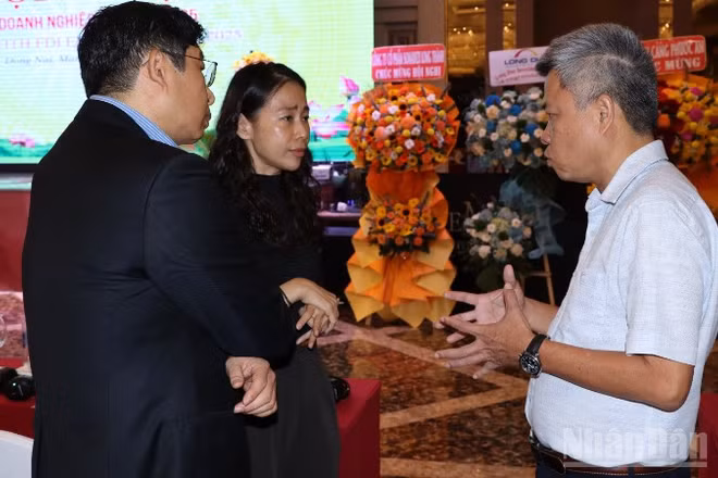 Trưởng Thuế tỉnh Đồng Nai Nguyễn Toàn Thắng (bên phải) trao đổi với doanh nghiệp liên quan đến chính sách thuế.