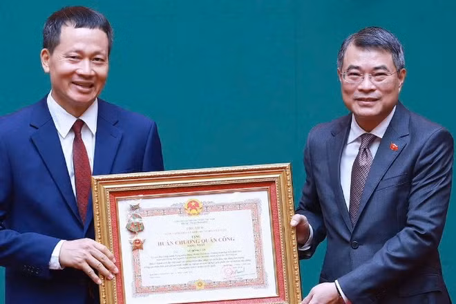 Thủ tướng Chính phủ Lê Minh Hưng trao Huân chương Quân công hạng Nhất của Chủ tịch nước tặng đồng chí Vũ Hồng Văn.