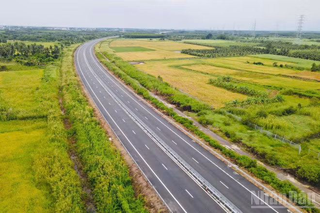 Cao tốc Bến Lức-Long Thành kết nối giao thông Đông Nam Bộ với Tây Nam Bộ.