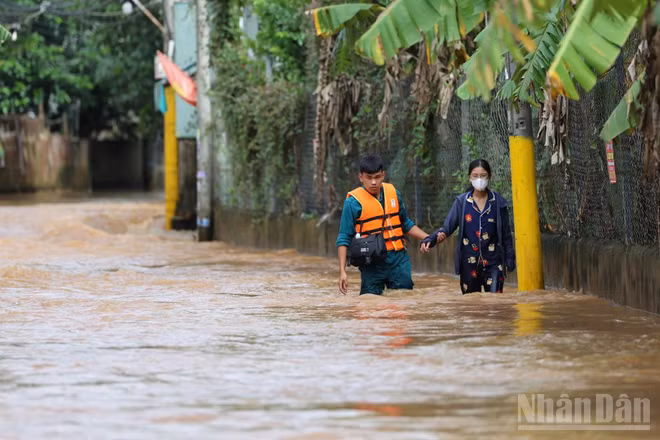 Lãnh đạo thành phố Đồng Nai yêu cầu các đơn vị liên quan tìm giải pháp xử lý dứt điểm tình trạng ngập úng tại khu vực sông Buông, phường Phước Tân. (Ảnh: THIÊN VƯƠNG)