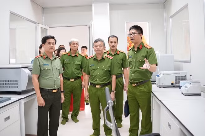 Thiếu tướng Nguyễn Tiến Nam, Viện trưởng Viện Khoa học Hình sự và Thiếu tướng Nguyễn Đức Hải, Giám đốc Công an thành phố Đồng Nai kiểm tra khu vực phòng giám định ADN.