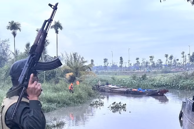 Công an thành phố Đồng Nai triệt phá một tụ điểm khai thác cát trái phép trên sông Đồng Nai.