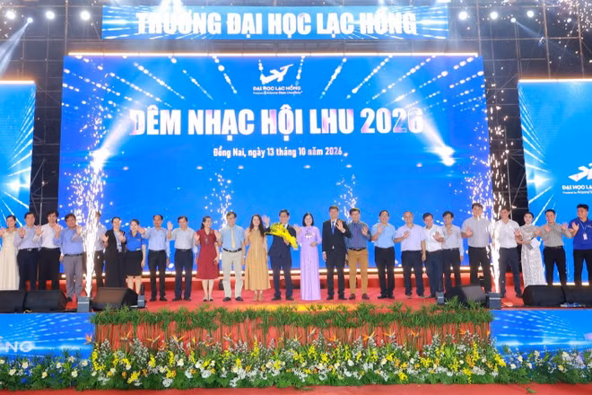 Lãnh đạo thành phố Đồng Nai chúc mừng Ngày hội chào đón tân sinh viên năm 2026 của Trường đại học Lạc Hồng. (Ảnh: LẠC HỒNG)