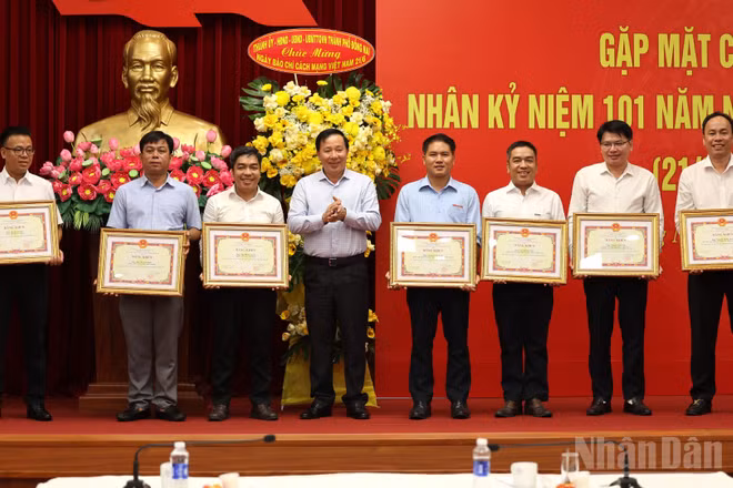 Phó Bí thư Thành ủy, Chủ tịch Ủy ban nhân dân thành phố Đồng Nai Nguyễn Văn Út trao Bằng khen cho 7 cá nhân có thành tích xuất sắc trong việc tuyên truyền thành lập thành phố Đồng Nai.