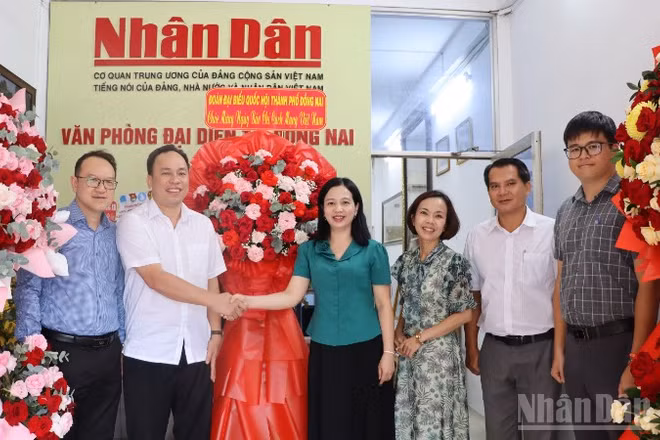 Lãnh đạo Đoàn đại biểu Quốc hội thành phố Đồng Nai chúc mừng Văn phòng đại diện Báo Nhân Dân tại Đồng Nai nhân kỷ niệm 101 năm Ngày Báo chí Cách mạng Việt Nam.