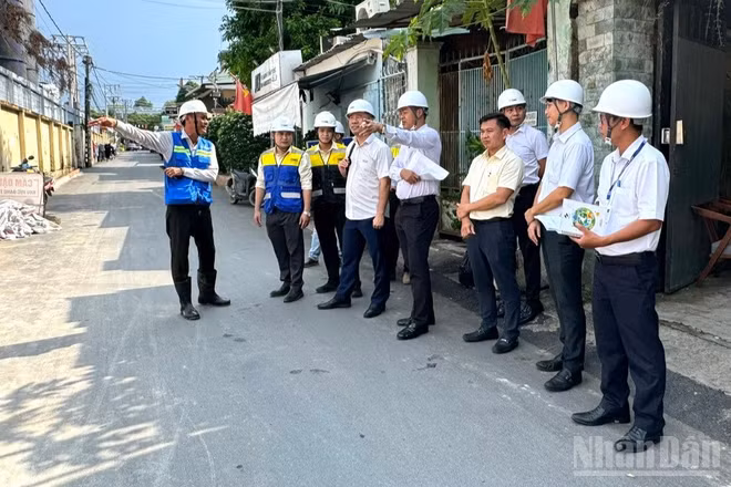 Đại diện Sở Xây dựng và lãnh đạo Ủy ban nhân dân phường Tam Hiệp kiểm tra tại dự án chiều 12/10. (Ảnh: TK)
