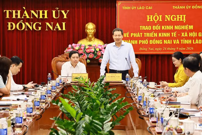 Quang cảnh buổi làm việc giữa Ban Thường vụ Thành ủy Đồng Nai và Ban Thường vụ Tỉnh ủy Lào Cai. (Ảnh: THIÊN VƯƠNG)