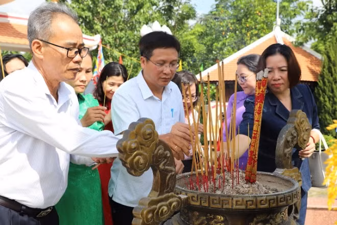 Các đại biểu dâng hương tưởng nhớ, tri ân công lao của Lễ Thành hầu Nguyễn Hữu Cảnh tại Lễ giỗ ngày 30/6.