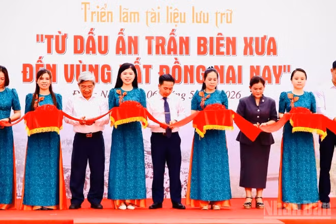 Các đại biểu cắt băng khai mạc triển lãm Từ dấu ấn Trấn Biên xưa đến vùng đất Đồng Nai nay.