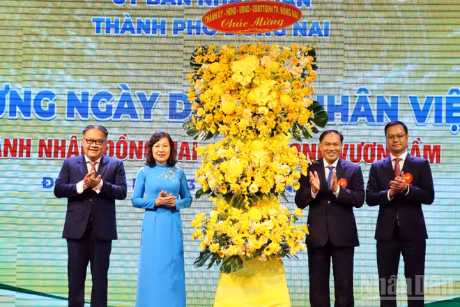 Lãnh đạo thành phố Đồng Nai tặng hoa chúc mừng Ngày Doanh nhân Việt Nam 13/10. (Ảnh: THIÊN VƯƠNG)