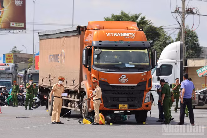 Lực lượng chức năng thành phố Đồng Nai tiến hành khám nghiệm hiện trường, điều tra nguyên nhân vụ tai nạn. (Ảnh: THIÊN VƯƠNG)