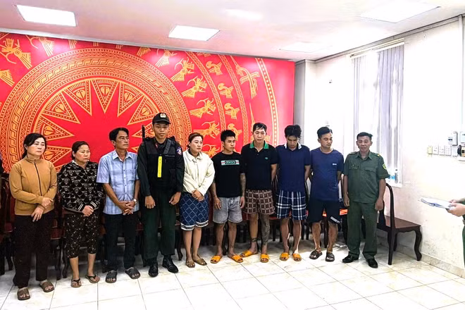 Cán bộ Cơ quan Cảnh sát điều tra Công an thành phố Đồng Nai đọc lệnh khởi tố, bắt tạm giam 9 bị can. (Ảnh: Công an thành phố Đồng Nai)