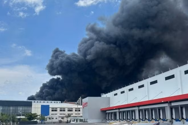 Vụ cháy với khói bốc cao hàng chục m.