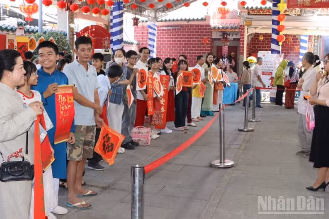 Người dân đến tham quan Di tích chùa Ông sáng 1/2.