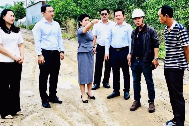 Lãnh đạo Đảng ủy, Ủy ban nhân dân phường Long Thành khảo sát khu vực đường hư hỏng do việc xe vận chuyển vật liệu các dự án trọng điểm.