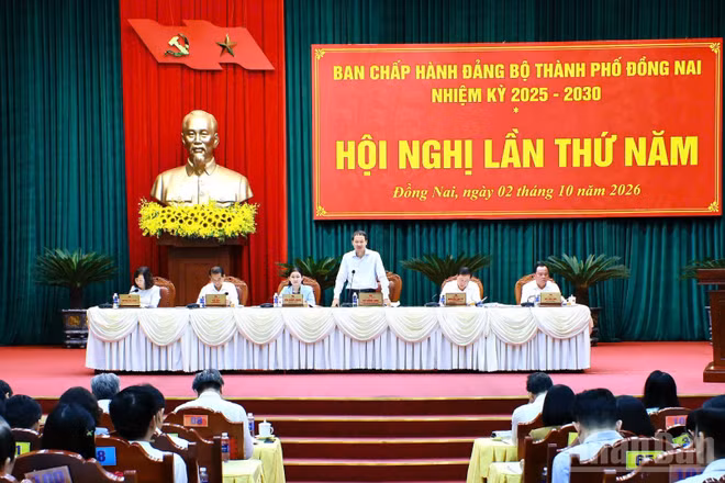 Đồng chí Vũ Hồng Văn, Ủy viên Trung ương Đảng, Bí thư Thành ủy, Trưởng Đoàn đại biểu Quốc hội thành phố, cùng các Phó Bí thư Thành ủy chủ trì hội nghị.