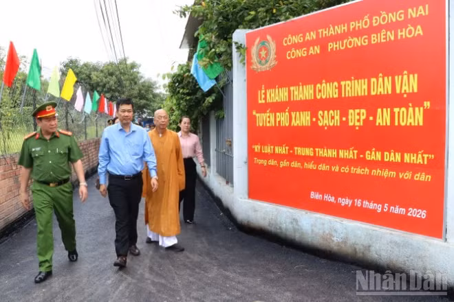 Lãnh đạo Công an thành phố Đồng Nai và phường Biên Hòa cùng đại biểu tham quan tuyến đường công trình dân vận tại khu phố Tân Hạnh 4.