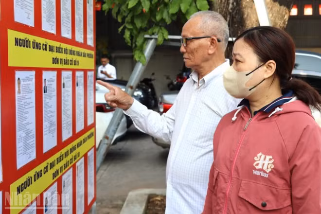 Cử tri tỉnh Đồng Nai nghiên cứu tiểu sử các ứng cử viên đại biểu Quốc hội khóa XVI và hội đồng nhân dân các cấp nhiệm kỳ 2026-2031 tại điểm niêm yết phường Trảng Dài.