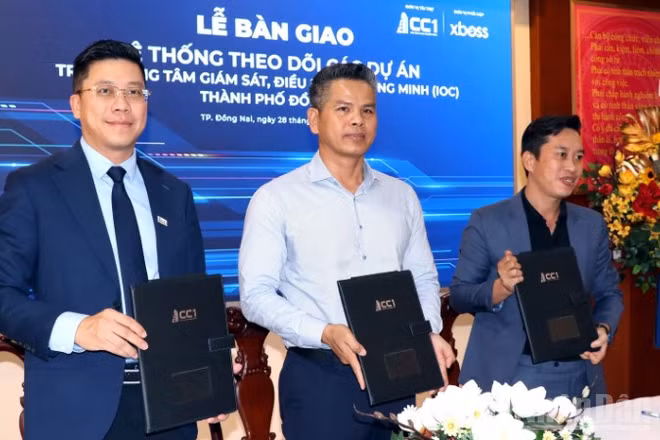 Lãnh đạo Sở Xây dựng thành phố Đồng Nai và Tổng Công ty Xây dựng số 1 thực hiện bàn giao phần mềm thông minh quản lý tiến độ dự án giao thông.