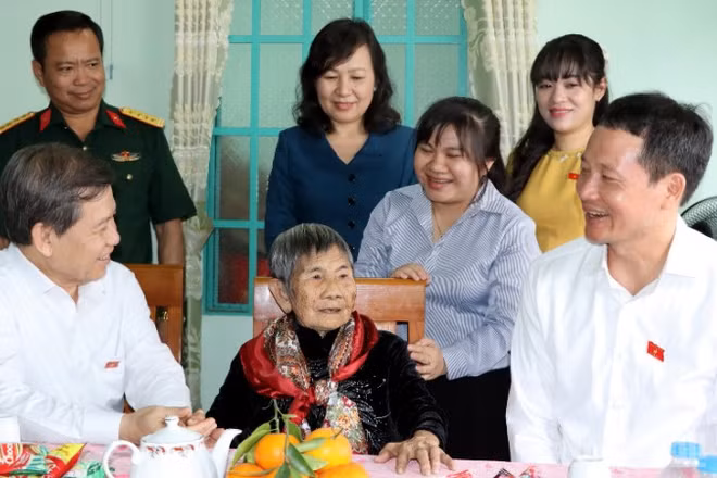 Đồng chí Lê Minh Trí, Ủy viên Bộ Chính trị, Bí thư Trung ương Đảng, Trưởng ban Nội chính Trung ương cùng lãnh đạo tỉnh Đồng Nai thăm Mẹ Việt Nam Anh hùng Hồ Thị Vàng.
