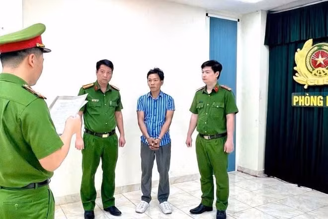 Lực lượng Cơ quan Cảnh sát điều tra Công an tỉnh Đồng Nai thi hành quyết định khởi tố, bắt tạm giam Hồ Văn Kha.