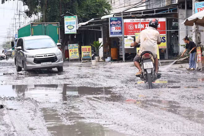 Tuyến đường Bưng Môn hư hỏng, ảnh hưởng đến đời sống người dân.