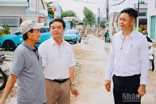 Lãnh đạo phường Tam Hiệp sâu sát với người dân bị ảnh hưởng trong quá trình thực hiện dự án trọng điểm trên địa bàn.