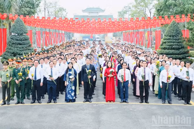 Đoàn Tỉnh ủy, Hội đồng nhân dân, Ủy ban nhân dân, Ủy ban Mặt trận Tổ quốc Việt Nam tỉnh Đồng Nai viếng tại nghĩa trang liệt sĩ tỉnh.